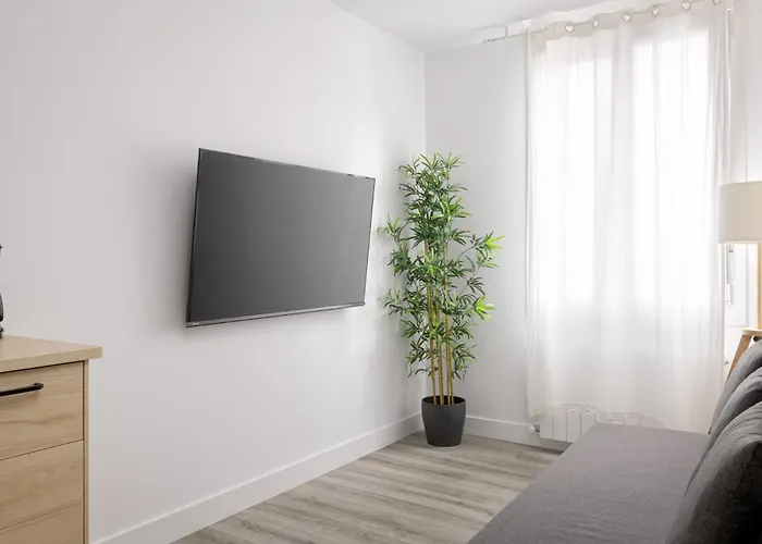 1893 180 M. From The Old Town, A/c Apartman